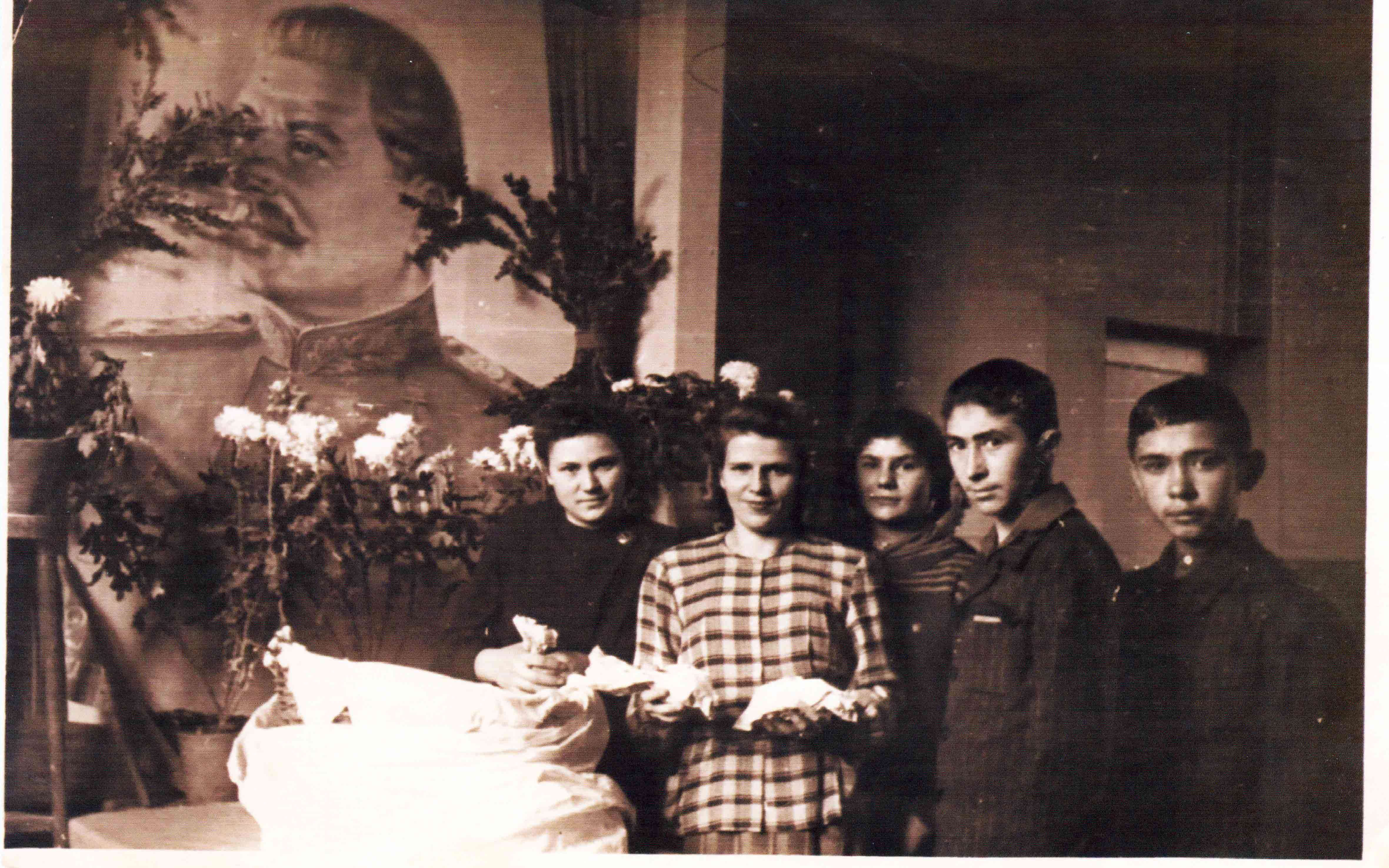 7.11.1957. Чикина. Завада Алекс.Григ. в столовой