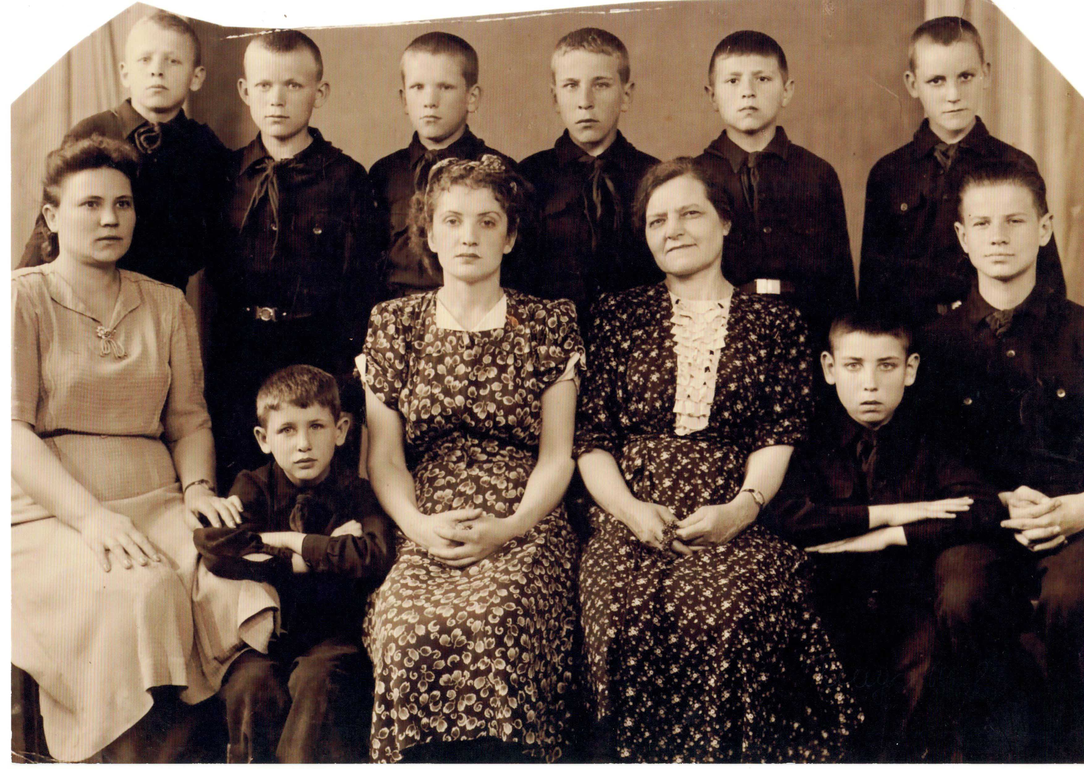 май 1955г. Чекина Егиян и завуч Гладкова под вопросом